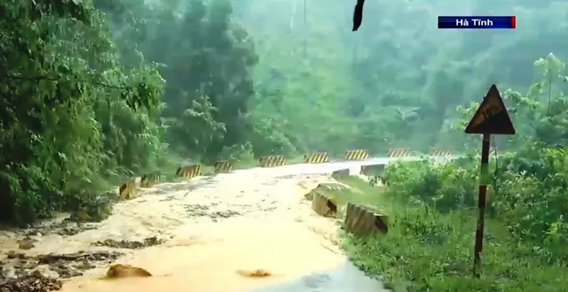 Hàng chục điểm sạt lở nghiêm trọng trên tuyến Quốc lộ 8A - Ảnh 2. Hàng chục điểm sạt lở nghiêm trọng trên tuyến Quốc lộ 8A - Ảnh 2.