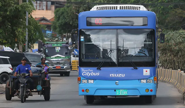 Campuchia tổ chức xe bus đưa rước miễn phí, hỗ trợ người dân dịp lễ hội Pchum Ben - Ảnh 1.