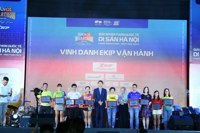 Hơn 12.000 người tham dự Giải Marathon Quốc tế Di Sản Hà Nội 2023 - Ảnh 1.