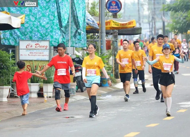 Những khoảnh khắc ấn tượng tại Giải Marathon Đất Sen hồng – Đồng Tháp năm 2023 - Ảnh 1.