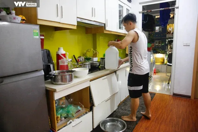 Nước bẩn cũng quý như nước sạch, người dân KĐT Thanh Hà xếp hàng cả tối chia từng can nước - Ảnh 7. Nước bẩn cũng quý như nước sạch, người dân KĐT Thanh Hà xếp hàng cả tối chia từng can nước - Ảnh 7.