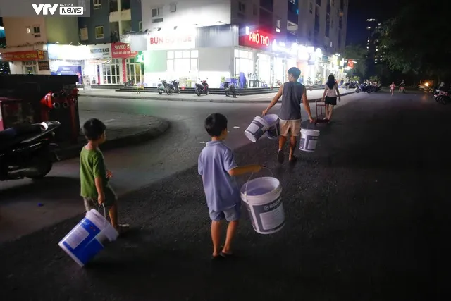 Nước bẩn cũng quý như nước sạch, người dân KĐT Thanh Hà xếp hàng cả tối chia từng can nước - Ảnh 18. Nước bẩn cũng quý như nước sạch, người dân KĐT Thanh Hà xếp hàng cả tối chia từng can nước - Ảnh 18.