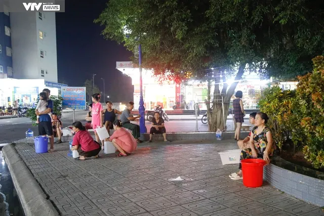 Nước bẩn cũng quý như nước sạch, người dân KĐT Thanh Hà xếp hàng cả tối chia từng can nước - Ảnh 12. Nước bẩn cũng quý như nước sạch, người dân KĐT Thanh Hà xếp hàng cả tối chia từng can nước - Ảnh 12.