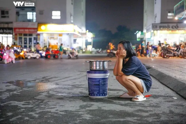 Nước bẩn cũng quý như nước sạch, người dân KĐT Thanh Hà xếp hàng cả tối chia từng can nước - Ảnh 14. Nước bẩn cũng quý như nước sạch, người dân KĐT Thanh Hà xếp hàng cả tối chia từng can nước - Ảnh 14.