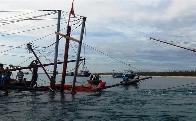 2 tàu cá bị lốc xoáy, sóng đánh chìm, 15 ngư dân đang mất tích - Ảnh 1.