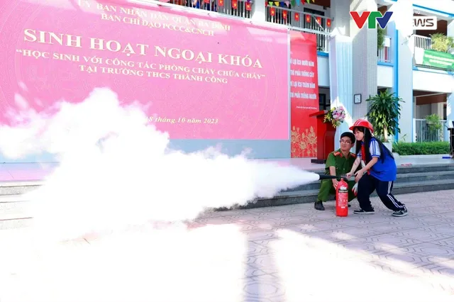 Hơn 1000 học sinh Thủ đô thực hành kĩ năng phòng cháy, chữa cháy tại trường học - Ảnh 2.
