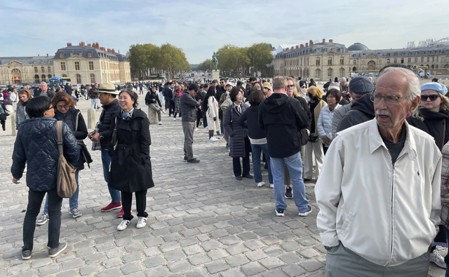 Pháp sơ tán du khách ở Cung điện Versailles vì lý do an ninh - Ảnh 2.