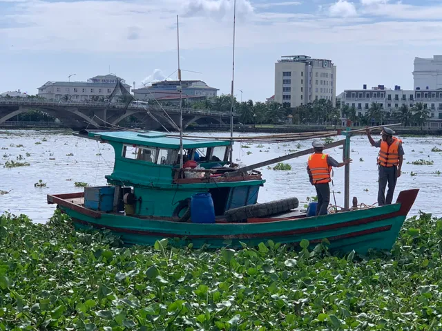 Kiên Giang: Tạm giữ tàu cá không số chở 7 thiết bị hành trình - Ảnh 1.