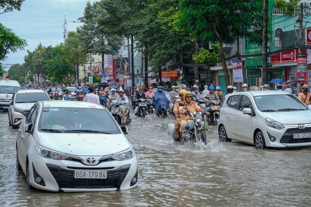 Triều cường, mưa lớn làm ảnh hưởng cuộc sống - Ảnh 1.