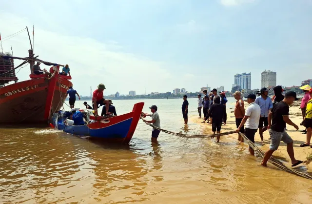 Chìm thuyền trên biển, hai ngư dân tự bơi vào bờ - Ảnh 2.