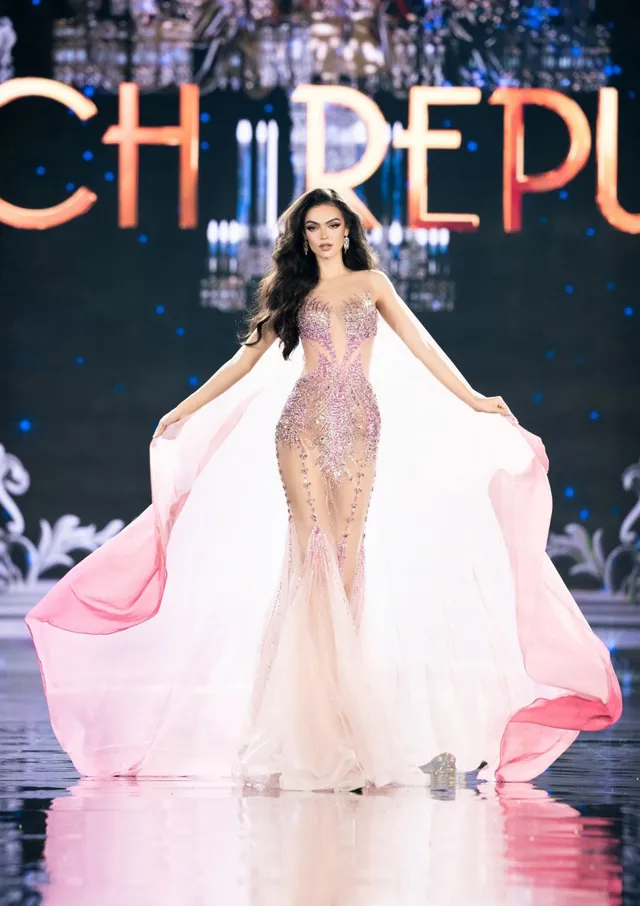 10 bộ trang phục dạ hội đẹp nhất đêm bán kết Hoa hậu Hòa bình quốc tế 2023 - Ảnh 2.