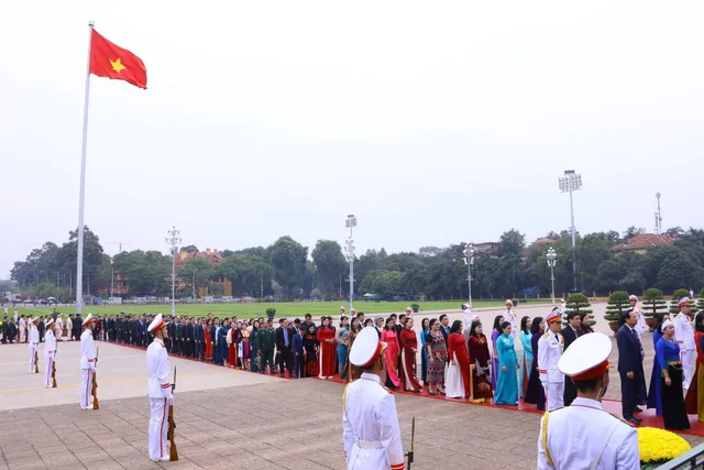 Đại biểu dự Kỳ họp thứ 6, Quốc hội khóa XV vào Lăng viếng Chủ tịch Hồ Chí Minh - Ảnh 4.