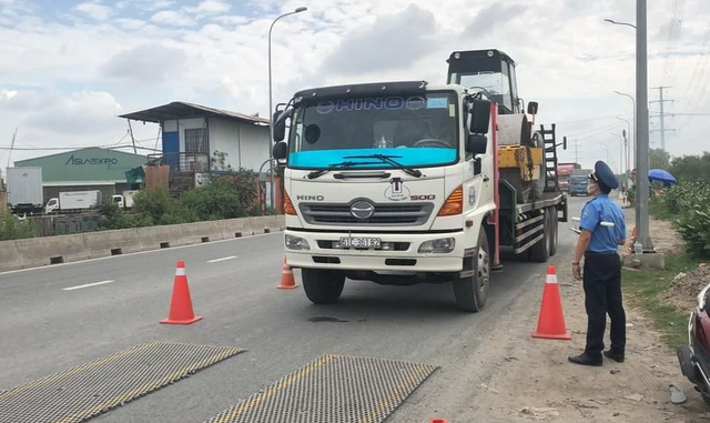 TP Hồ Chí Minh phạt nguội xe quá tải bằng cân tự động - Ảnh 1.