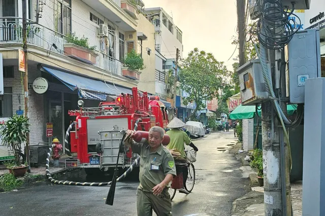 Nhà 2 tầng ở TP Hồ Chí Minh bốc cháy sau tiếng nổ - Ảnh 1.