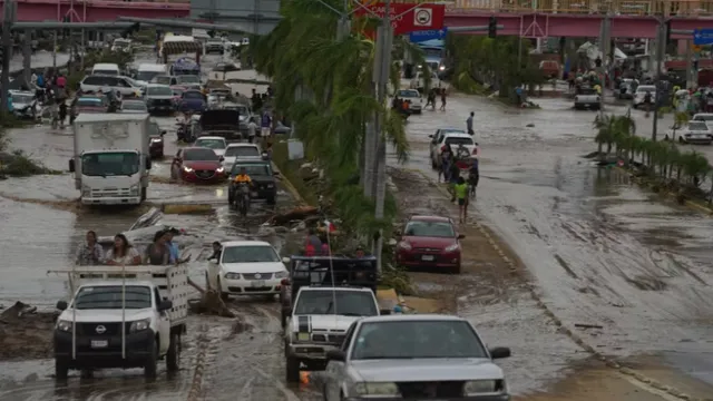 Cướp bóc hoành hành tại Acapulco (Mexico) sau khi bão Otis tàn phá - Ảnh 1.