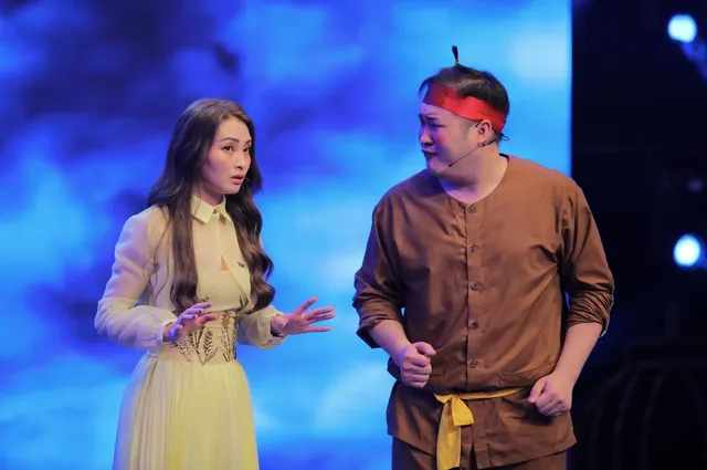 
Hosting the program are Ms. Hang Huyen Trang and Mr. Cuoi Dung Hon
