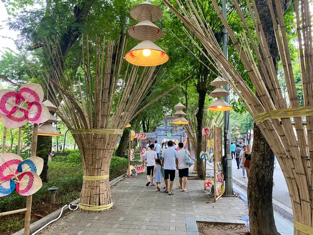 “Check-in” trời thu Hà Nội tại con đường Áo dài độc đáo - Ảnh 13.