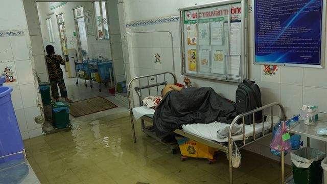 Triều cường tràn vào bệnh viện, người dân bì bõm đi làm ngày đầu tuần ở Cần Thơ - Ảnh 3.