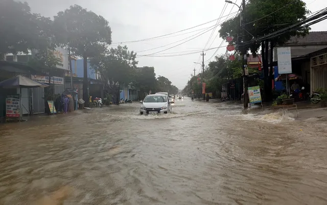 Mưa lũ gây ngập úng, sạt lở nghiêm trọng tại Hà Tĩnh - Ảnh 2.