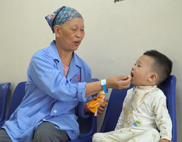 Người mẹ bị ung thư, một mình nuôi con 17 tháng tuổi - Ảnh 1. Người mẹ bị ung thư, một mình nuôi con 17 tháng tuổi - Ảnh 1.