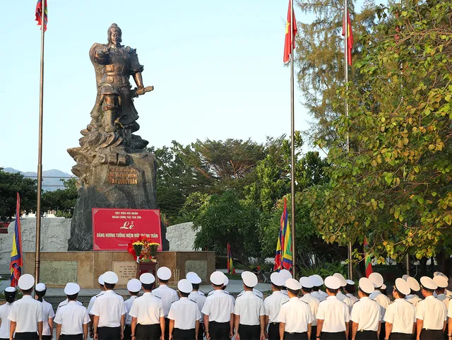 Tàu buồm 286-Lê Quý Đôn rời quân cảng Nha Trang thăm Singapore - Ảnh 1.