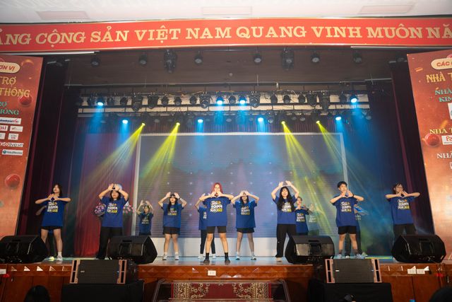 Sôi động đại nhạc hội chào tân sinh viên Welcome to AJC 2023 - MASQUERADE - Ảnh 2.