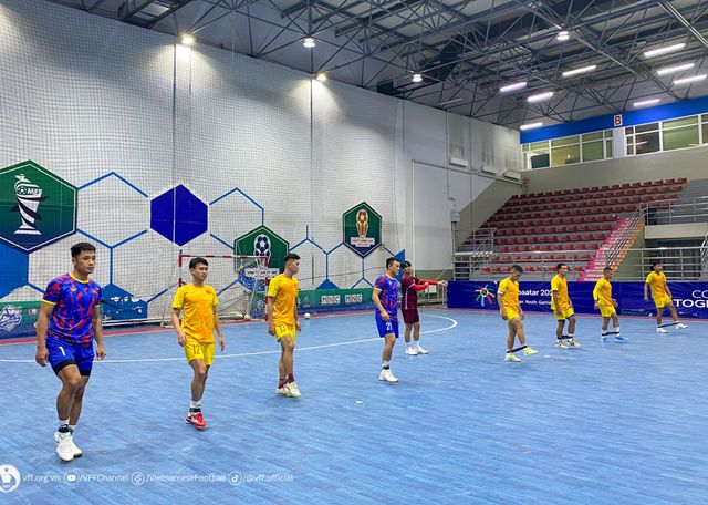 Đội tuyển futsal Việt Nam hứng khởi trong buổi tập đầu tiên tại Ulaanbaatar - Ảnh 1.