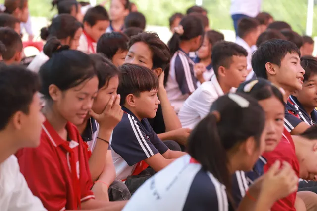 Mang yêu thương đến với các em học sinh nghèo vùng cao - Ảnh 2.