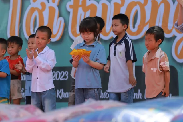 Mang yêu thương đến với các em học sinh nghèo vùng cao - Ảnh 1.