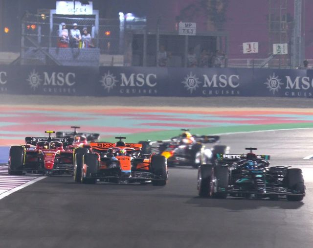 Max Verstappen lần thứ ba liên tiếp vô địch F1 - Ảnh 1.