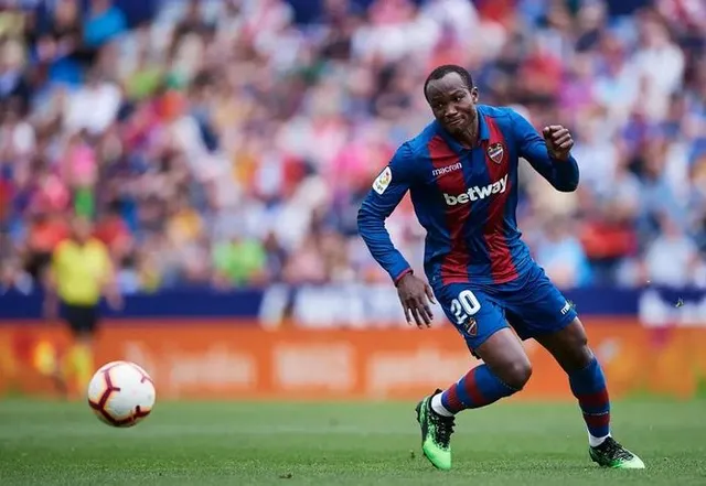 Một cầu thủ qua đời ngay trên sân vì đột quỵ - Ảnh 2. Một cầu thủ qua đời ngay trên sân vì đột quỵ - Ảnh 2.