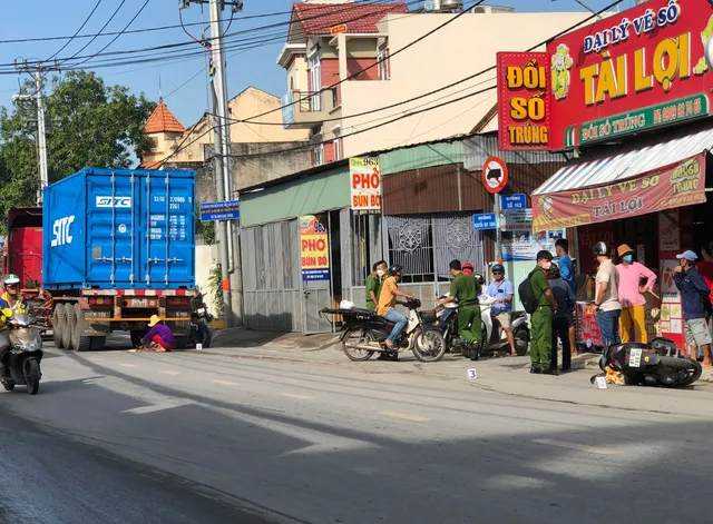 TP Hồ Chí Minh: Va chạm xe container, người vợ tử vong thương tâm - Ảnh 1.