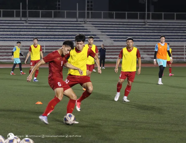 Đội tuyển Việt Nam tập trung cao độ trong buổi rèn quân đầu tiên trên sân Rizal Memorial - Ảnh 4.