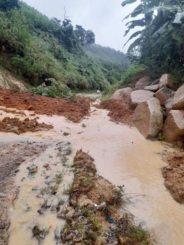 Mưa lớn gây ngập lụt tại Thừa Thiên Huế, nhiều huyện miền núi ở Quảng Ngãi bị sạt lở - Ảnh 4.