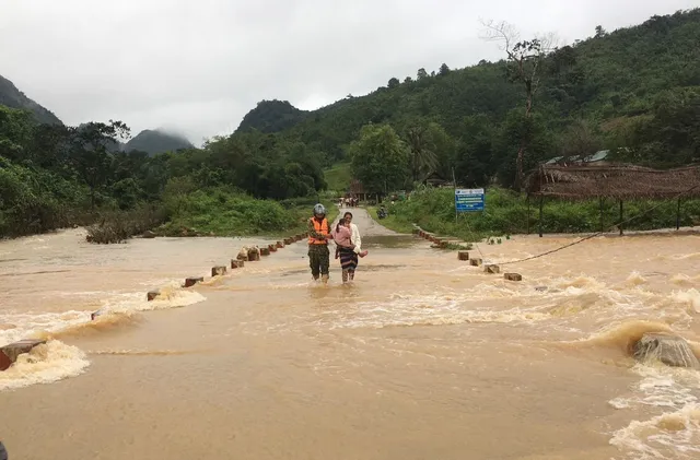 Mưa lớn gây ngập lụt, chia cắt một số địa phương ở Quảng Trị - Ảnh 2.