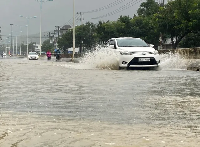 Khánh Hoà: Cảnh báo lũ sông Cái Nha Trang đang lên nhanh, hồ Suối Dầu điều tiết lũ - Ảnh 1.