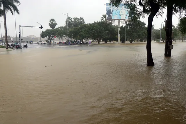 Thừa Thiên - Huế: Khẩn trương di dời người dân ở những khu vực ngập sâu nguy hiểm - Ảnh 2.