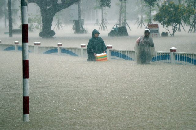 Thừa Thiên - Huế: Khẩn trương di dời người dân ở những khu vực ngập sâu nguy hiểm - Ảnh 1.