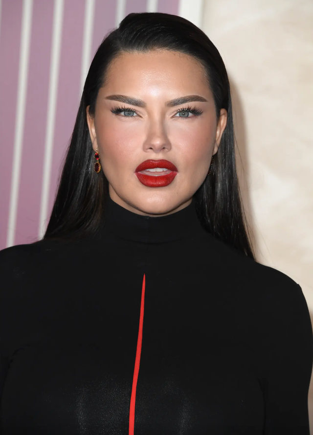 Thiên thần nội y Adriana Lima đáp trả những đồn đoán về gương mặt khác lạ - Ảnh 1.