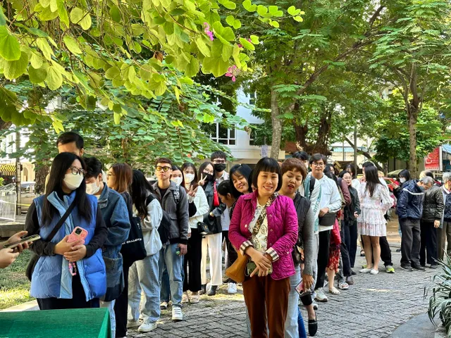 Tháp nước Hàng Đậu đông nghịt khách trong ngày đầu mở cửa tham quan - Ảnh 1.