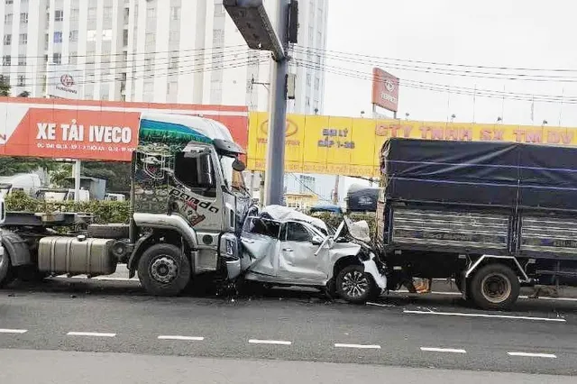 Tai nạn liên hoàn giữa 4 ô tô ở TP Hồ Chí Minh, 2 người bị thương - Ảnh 1.