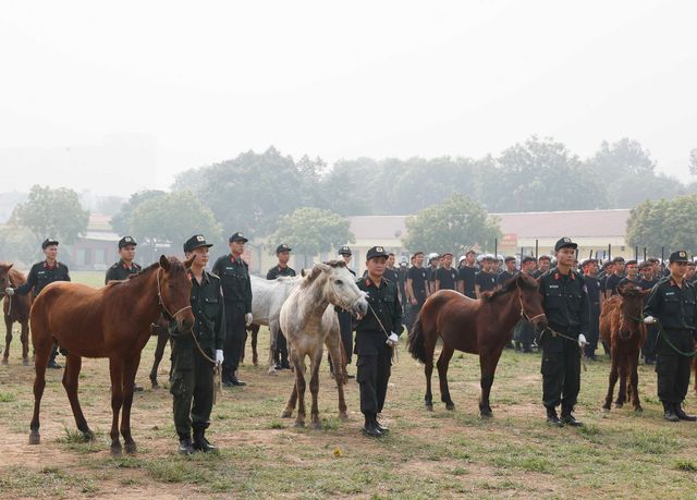 Chủ tịch nước và Tổng thống Mông Cổ thăm Bộ Tư lệnh Cảnh sát cơ động - Ảnh 4.