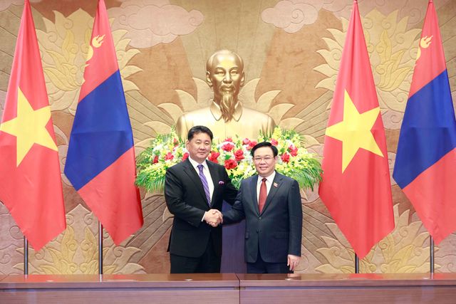 Chủ tịch Quốc hội Vương Đình Huệ hội kiến Tổng thống Mông Cổ Ukhnaagiin Khurelsukh - Ảnh 3.