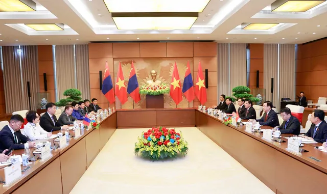 Chủ tịch Quốc hội Vương Đình Huệ hội kiến Tổng thống Mông Cổ Ukhnaagiin Khurelsukh - Ảnh 4.