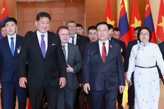 Chủ tịch Quốc hội Vương Đình Huệ hội kiến Tổng thống Mông Cổ Ukhnaagiin Khurelsukh - Ảnh 2.