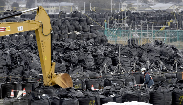 Nhật Bản thu gom 4 triệu tấn đất nhiễm xạ mỗi năm tại Fukushima - Ảnh 1.