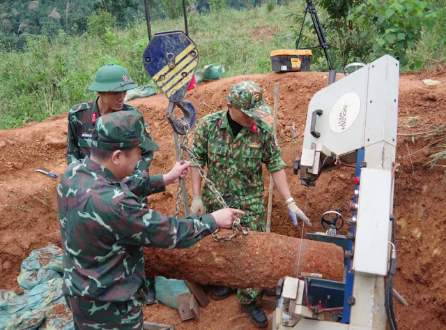 Xử lý thành công 2 quả bom lớn sót lại sau chiến tranh - Ảnh 1.