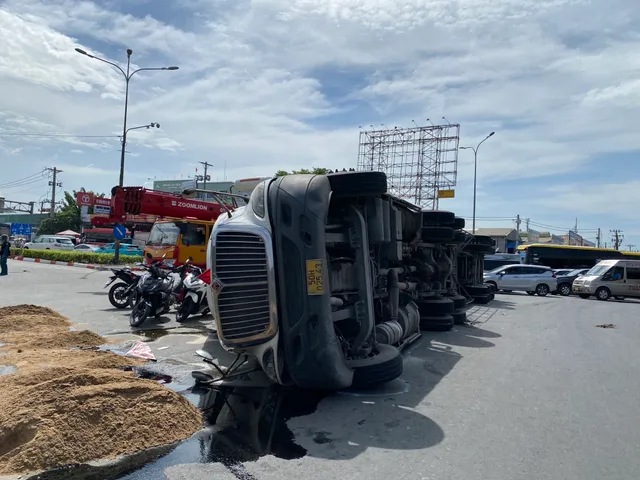 TP Hồ Chí Minh: Xe đầu kéo lật ngang, 2 thùng container rơi xuống đường - Ảnh 1.