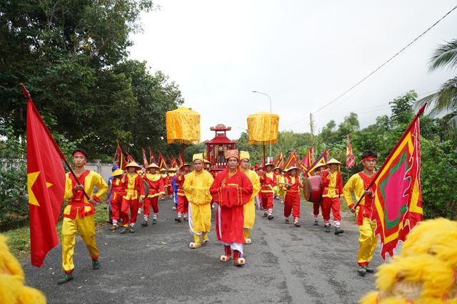 Hàng ngàn người tham dự Lễ rước Bài vị Hoàng tử Hội An tại Côn Đảo - Ảnh 1.