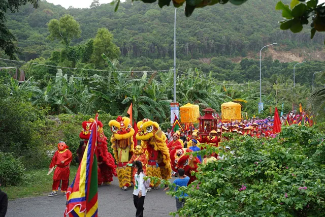 Hàng ngàn người tham dự Lễ rước Bài vị Hoàng tử Hội An tại Côn Đảo - Ảnh 2.